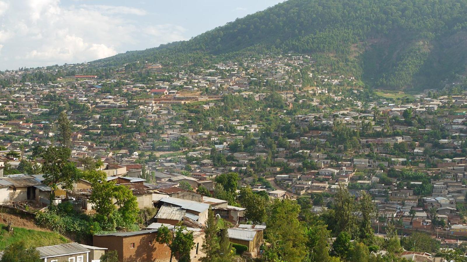 Pinggiran kota Kigali dengan Gunung Kigali sebagai latar belakang